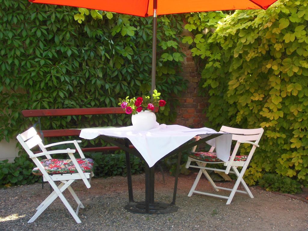 Schlossparkferienwohnungen Rheinsberg Mit Garten Exterior photo