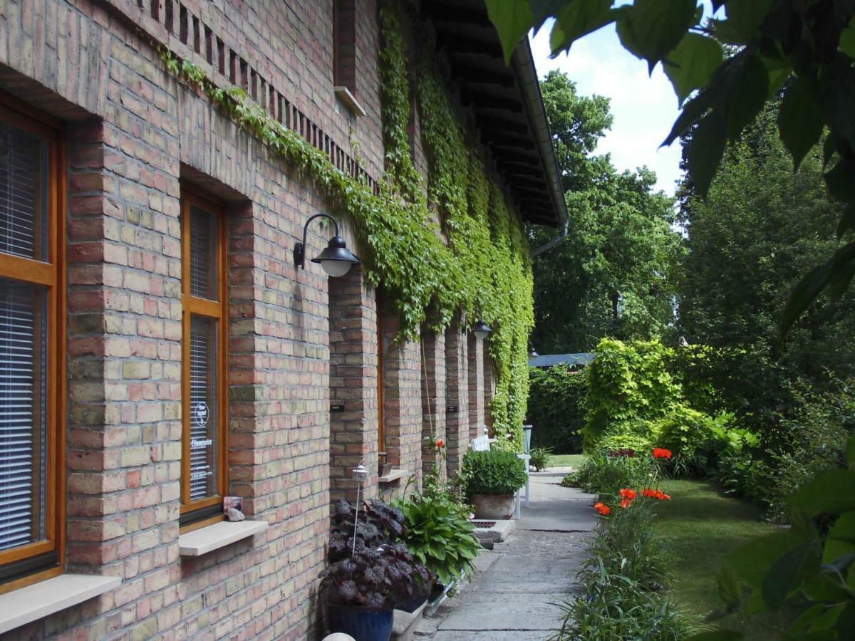 Schlossparkferienwohnungen Rheinsberg Mit Garten Exterior photo