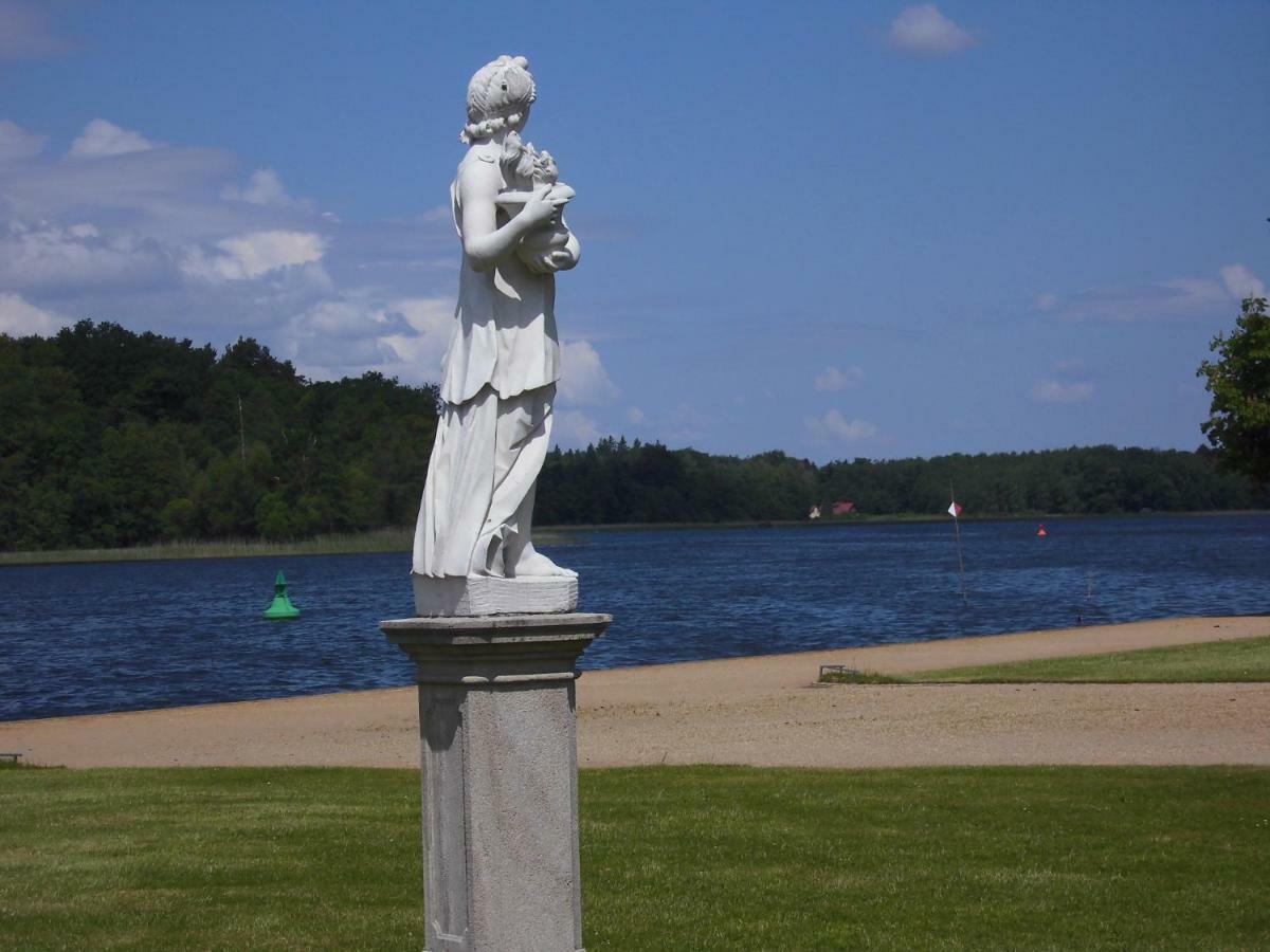 Schlossparkferienwohnungen Rheinsberg Mit Garten Exterior photo